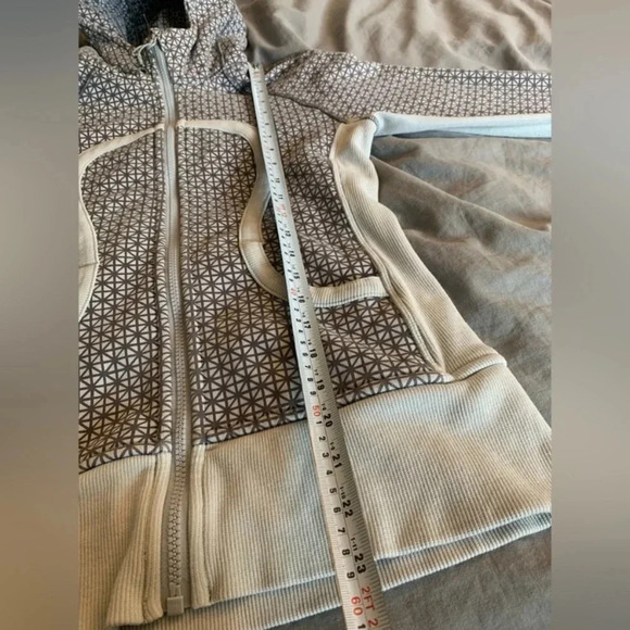 - Lululemon scuba jacket cream  and taupe color. Size 4 - Picture 9 of 9